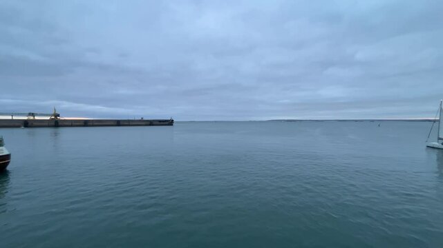 Vid&eacute;os de l'oc&eacute;an &agrave; Roscoff, en Bretagne. D&eacute;couvrez les eaux bleues de l'Atlantique, les plages rocheuses et les mar&eacute;es spectaculaires.