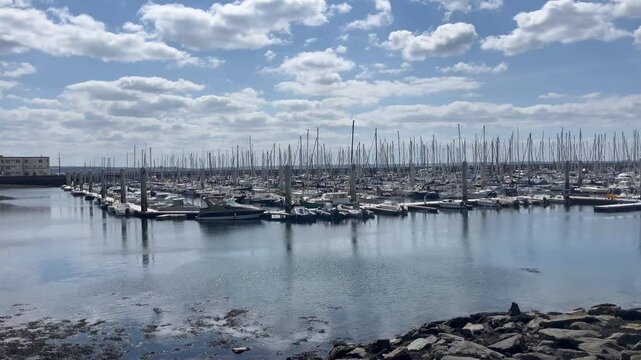 Vid&eacute;o du port de Brest, en Bretagne. Ce port historique combine activit&eacute; maritime intense, navires de p&ecirc;che, bateaux de plaisance.