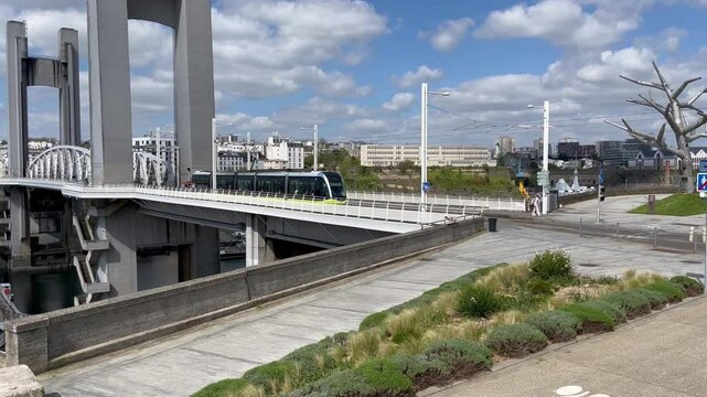 Vid&eacute;o du tramway sur le pont de Recouvrance &agrave; Brest, un symbole embl&eacute;matique de la ville. Cette vid&eacute;o met en avant le tramway moderne qui traverse ce pont historique.