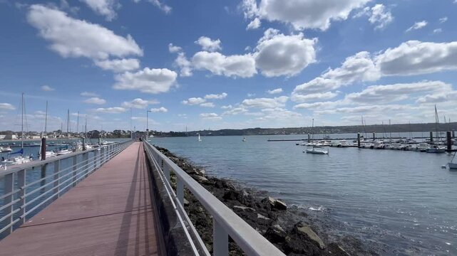 Vid&eacute;os du port de Brest, en Bretagne. Ce port historique combine activit&eacute; maritime intense, navires de p&ecirc;che, bateaux de plaisance et grands cargos, offrant des panoramas uniques entre terre et mer.
