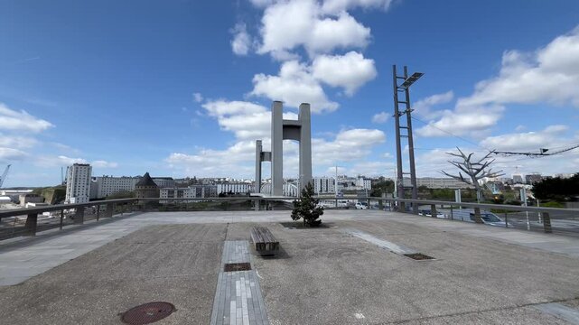 Vid&eacute;o du pont de Recouvrance &agrave; Brest, un pont-levis embl&eacute;matique surplombant la Penfeld. Ce monument relie les deux rives de la ville.