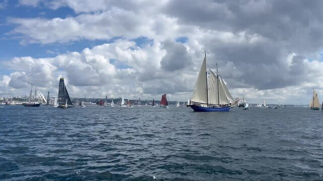 Vid&eacute;os de bateaux naviguant sur la mer. Capturant l'essence de la navigation, des voiliers aux navires de p&ecirc;che, ces sc&egrave;nes maritimes mettent en valeur le mouvement des vagues et l'horizon infini.