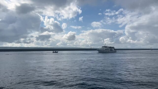 Vid&eacute;os de bateaux naviguant sur la mer. Capturant l'essence de la navigation, des voiliers aux navires de p&ecirc;che, ces sc&egrave;nes maritimes mettent en valeur le mouvement des vagues et l'horizon infini.
