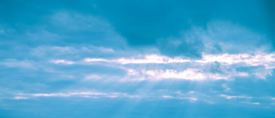 Fototapeta premium beautiful white cumulus clouds in blue sky, natural background, wallpaper, sun rays through clouds
