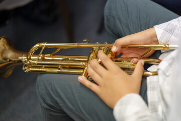 Obraz premium A male musician holds a trumpet in a brass band.
