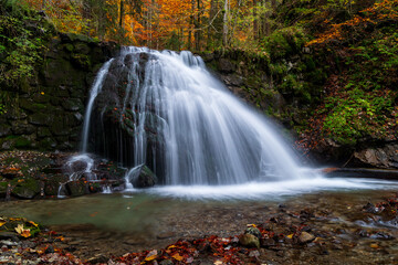 Fototapeta premium a cascading waterfall in autumn