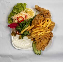 Crispy Chicken mit Pommes, Fastfood 