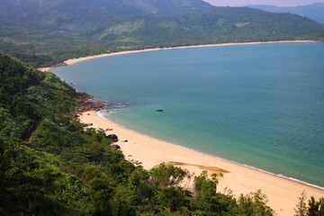 Obraz premium View of the beach and mountains from a top road, near Da Nang