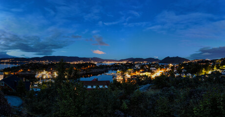 Fototapeta premium Blick Richtung Bergen in der Nacht