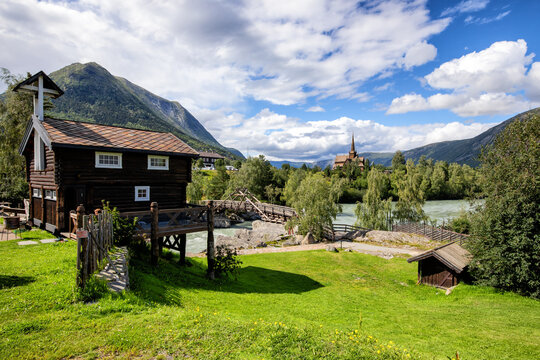 traditionelles holzhaus in sch&ouml;ner landschaft in norwegen