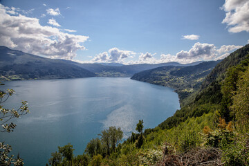 blick über innvikfjorden in norwegen