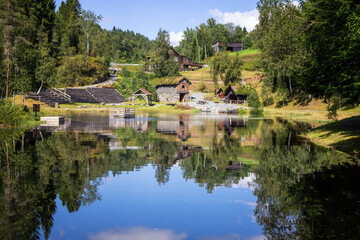 Obraz premium kleiner badesee mit wunderschöner spiegelung - norwegen