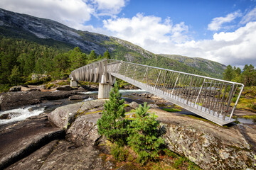 fußbrücke über den likholefossen in norwegen