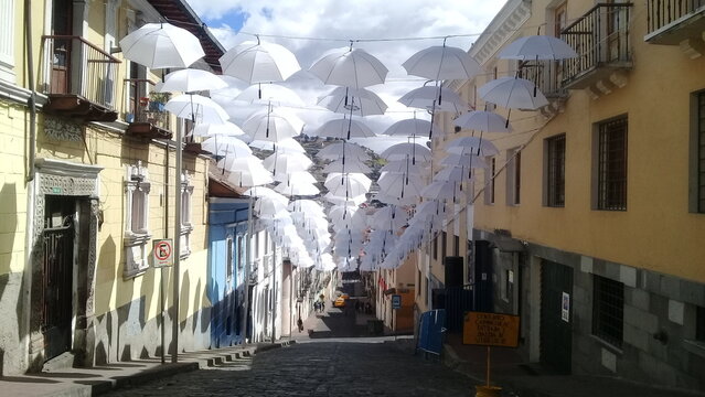 Muchos paraguas en las calles de quito ecuador