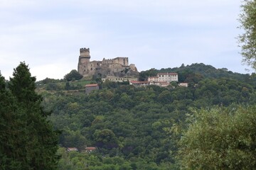 Obraz premium Le château de Tournoël, château médiéval, vue de l'extérieur, ville de Volvic, département du Puy de Dôme, France