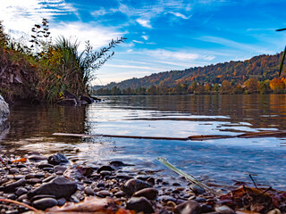 Einzigartige Herbststimmung in der Natur im Donaupark bei Sonnenschein