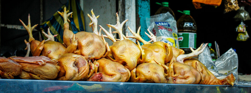 tarima de pollos en mercado de ecuador