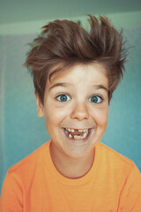 Fun portret of a boy missing his teeth 
