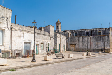 Fototapeta premium Via Plebiscito et clocher de la Chiesa di Sant'Antonio da Padova, Specchia, Italie