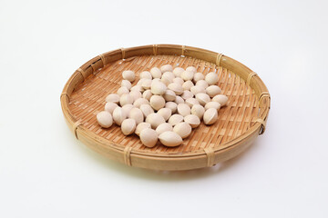 白背景の笊にのせたギンナン 