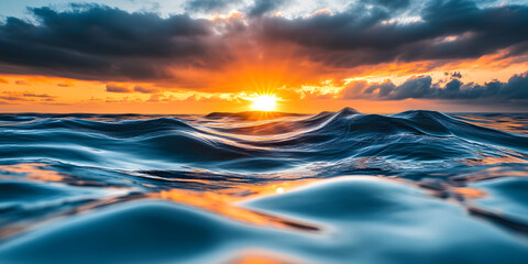 Nascer do sol brilhante refletindo em ondas calmas do oceano