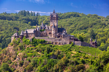 Picturesque view of Cochem and Reichsburg castle on the Mosel river, Germany © Kavalenkava
