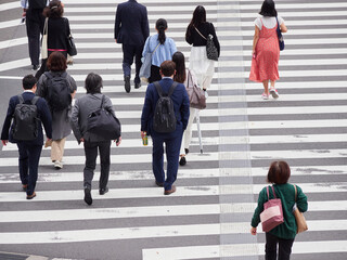 ハイアングルで撮影した日本の都市の交差点の横断歩道を渡る人々の姿