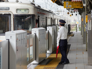 名古屋駅のホームで仕事する駅員の姿と電車の風景 © zheng qiang