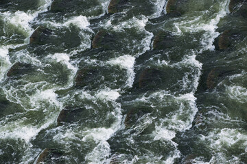용수의 확보나 하천의 수위 조절 등을 위해 하천을 가로질러 설치한 수리시설(대구에 있는 강정보).