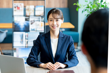 受付のコンサルタントの女性