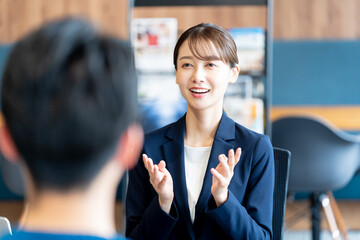 受付のコンサルタントの女性