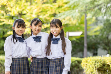 制服を着た笑顔の女子学生