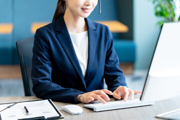 オフィスで働く女性のオペレーター