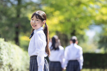 振り返って微笑む女子学生