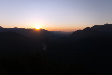 Obraz premium Sunset over Mountain Valley with Winding River, Washington State, USA