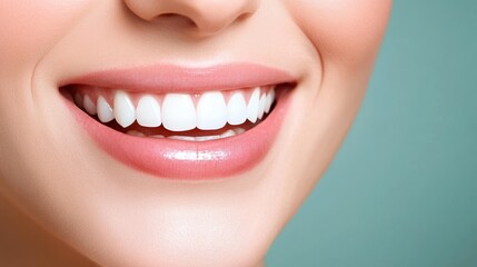 Obraz premium Close-up of a beautiful smile showing white teeth and healthy gums.