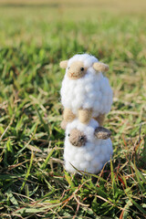 2匹の羊毛フェルトのヒツジと芝生