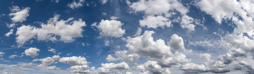 Panoramafoto von vielen Cumulus- oder Haufenwolken in klarer Luft mit blauem Himmel ohne Sonne und ohne Horizont als Schablone für Himmelshintergründe