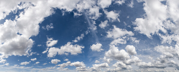 Panoramafoto von vielen Cumulus- oder Haufenwolken in klarer Luft mit blauem Himmel ohne Sonne und...