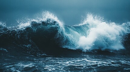 Obraz premium Dramatic Ocean Wave Crashing With White Foam and Spray