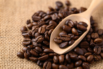 Fototapeta premium Roasted coffee bean (Arabica coffee) in wooden scoop