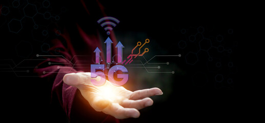 A businessman’s hand displays a 5G hologram, symbolizing concepts such as connectivity, cloud computing, cloud technology, data storage, network services, and high-speed internet.