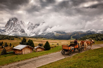 Naklejka premium snowy Alpe di Siusi, Seiser Alm, Sassolungo a Sassoplatto