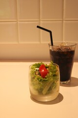 サラダとアイスコーヒー
