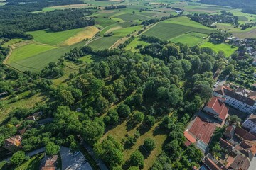 Die mittelfränkische Stadt Schillingsfürst im Naturpark Frankenhöhe im Luftbild