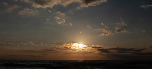 Magnifique coucher de soleil sur l'océan.