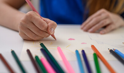 Kolorowe ręcznie robione rysunki kredkami ołówkowymi © Paweł Kacperek