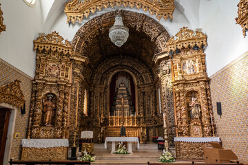 Interior majestoso da Igreja Paroquial de Vera Cruz com o altar barroco ricamente ornamentado com esculturas e detalhes dourados em Aveiro, Portugal