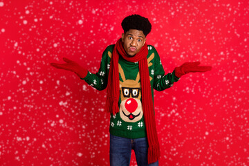 Photo of clueless uncertain guy shrug shoulders wear christmas pullover knitted scarf mittens...
