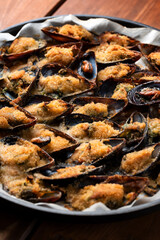 Cozze gratinate al forno, ricetta mediterranea, cibo italiano 
